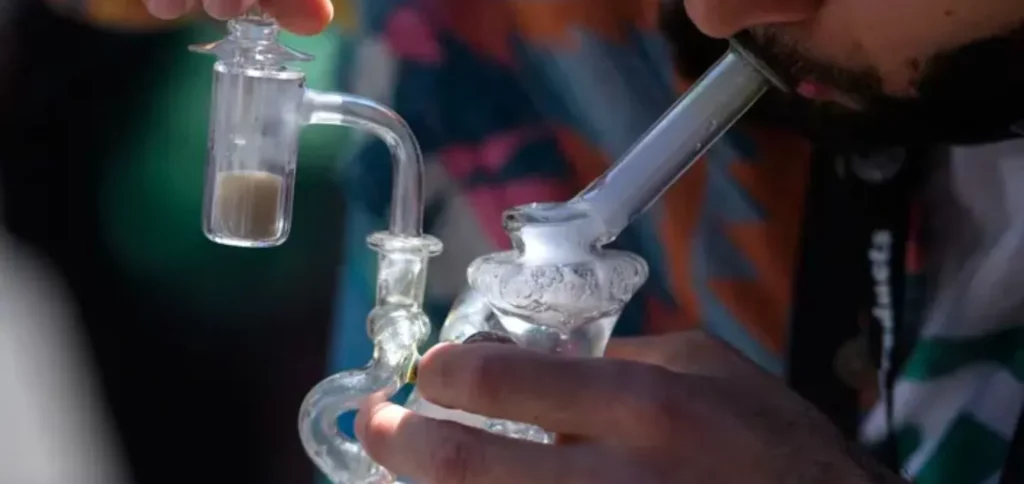 Cleaning Glass Bongs With Resin